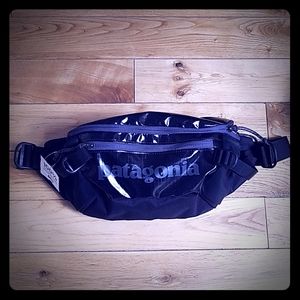 NWT Patagonia Black Hole Waistpack 2L - Black